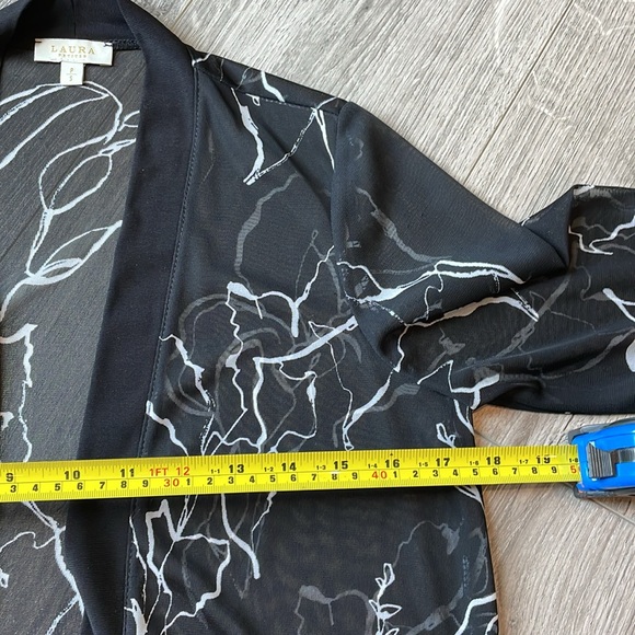 Lauras black &white floral Kimono with with 3/4 sleeves & flared cuffs shrug . - Picture 7 of 8